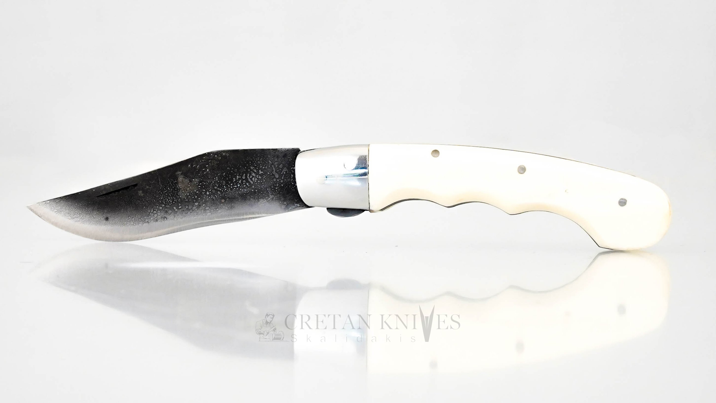 Σουγιάς με Κοκκάλινη Λαβή και Λάμα 9εκ. Σουγιάς με Κοκκάλινη Λαβή και Λάμα 9εκ.