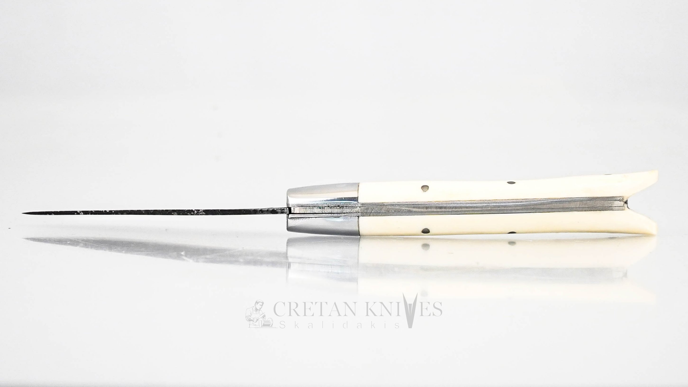 Σουγιάς με Κοκκάλινη Λαβή και Λάμα 9εκ. Σουγιάς με Κοκκάλινη Λαβή και Λάμα 9εκ.