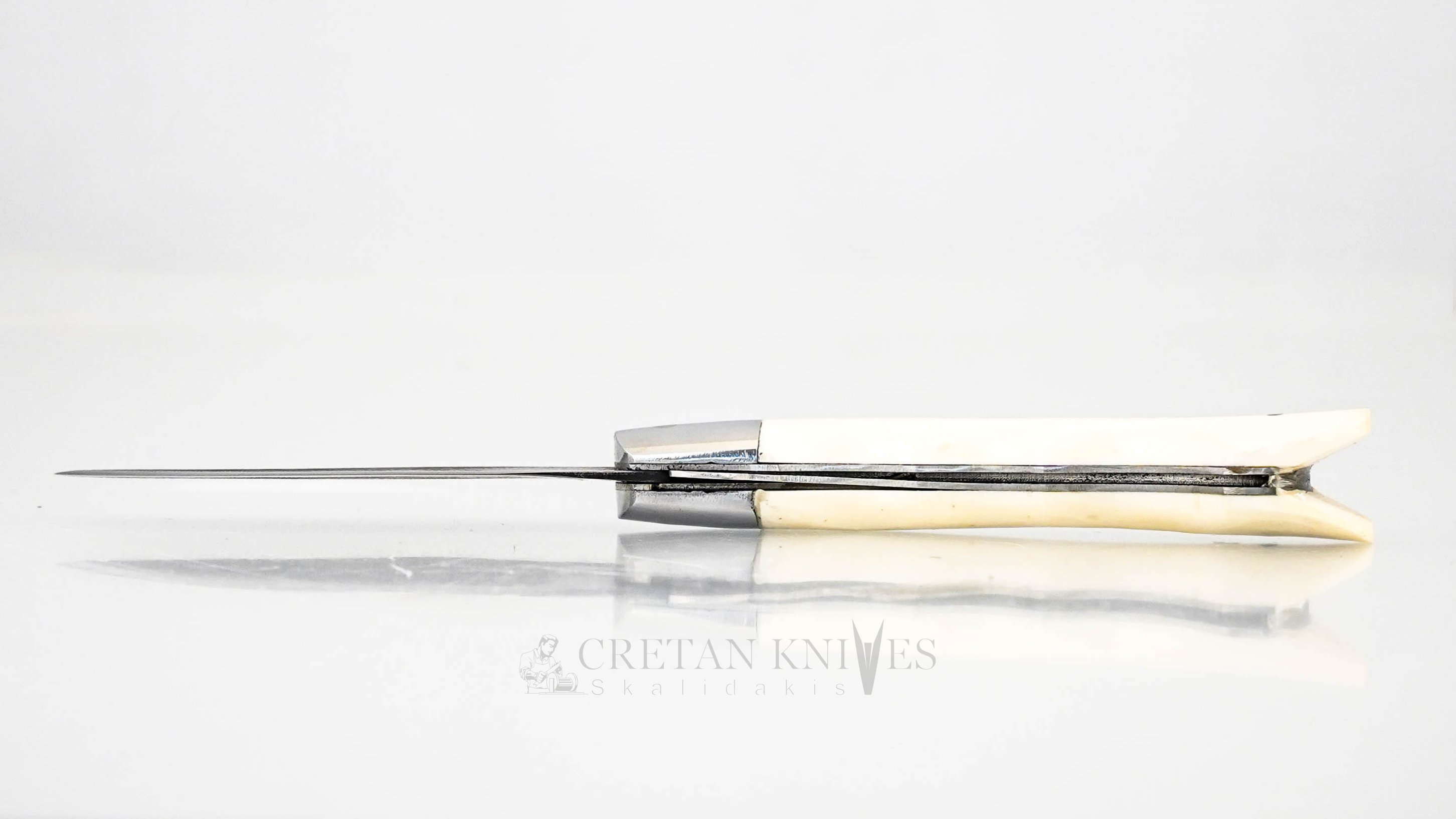 Σουγιάς με Κοκκάλινη Λαβή και Λάμα 9εκ. Σουγιάς με Κοκκάλινη Λαβή και Λάμα 9εκ.